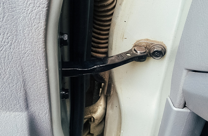 Скрипят двери в машине при открывании: чем смазать и что предпринять