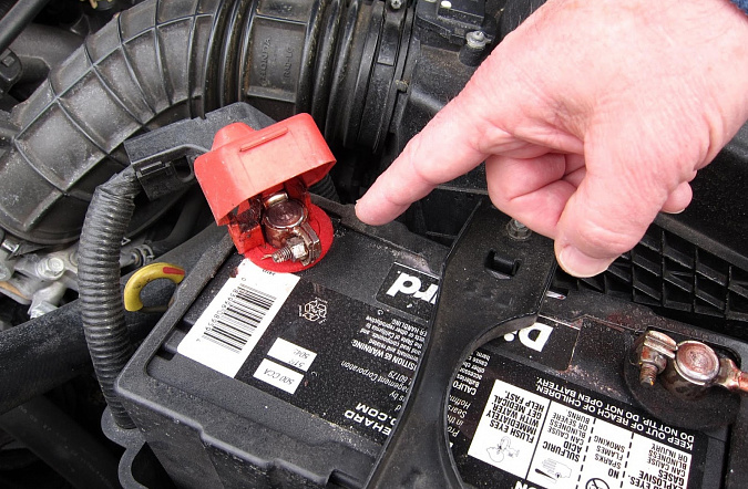 Почему быстро разряжается автомобильный аккумулятор: причины