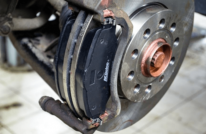 Как выбрать надежные тормозные колодки и диски