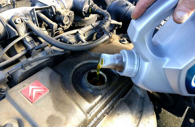 Долив масла в двигатель: как делать это правильно и безопасно