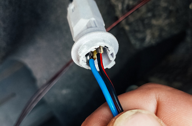 Почему мигает светодиод в машине?