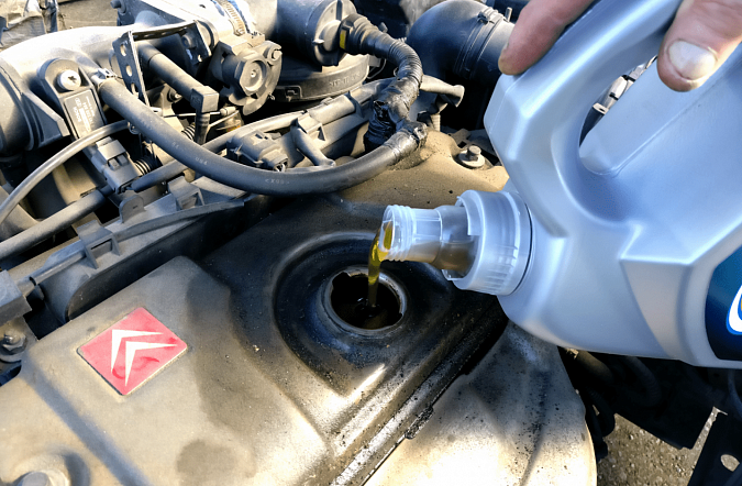 Залили масло выше максимума: откачивать или забить?  