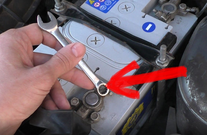 Какую клемму снимать первой с аккумулятора?