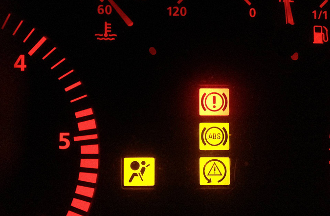 Почему загорается индикатор ABS и как решить эту проблему