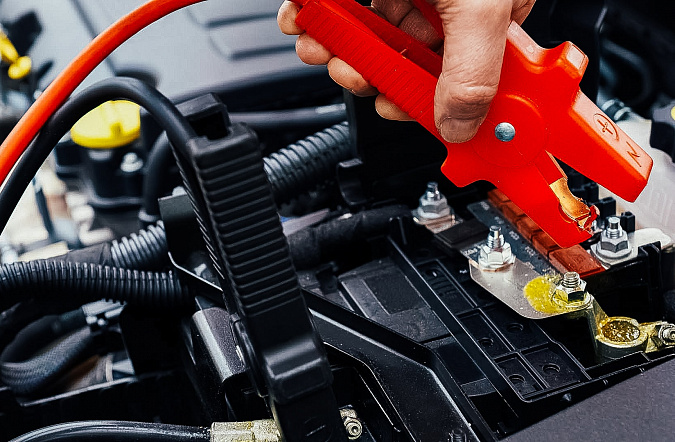 Можно ли заряжать аккумулятор, не снимая клемм